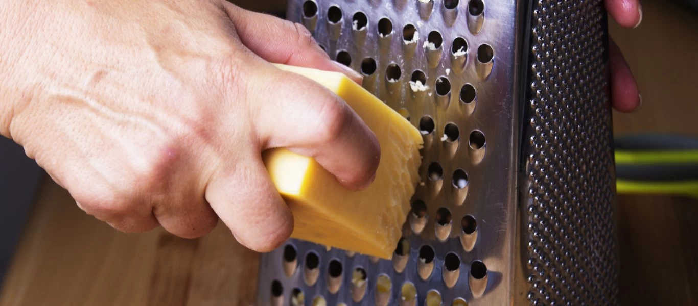 Τόσα χρόνια τρίβατε λάθος το τυρί; (βίντεο)